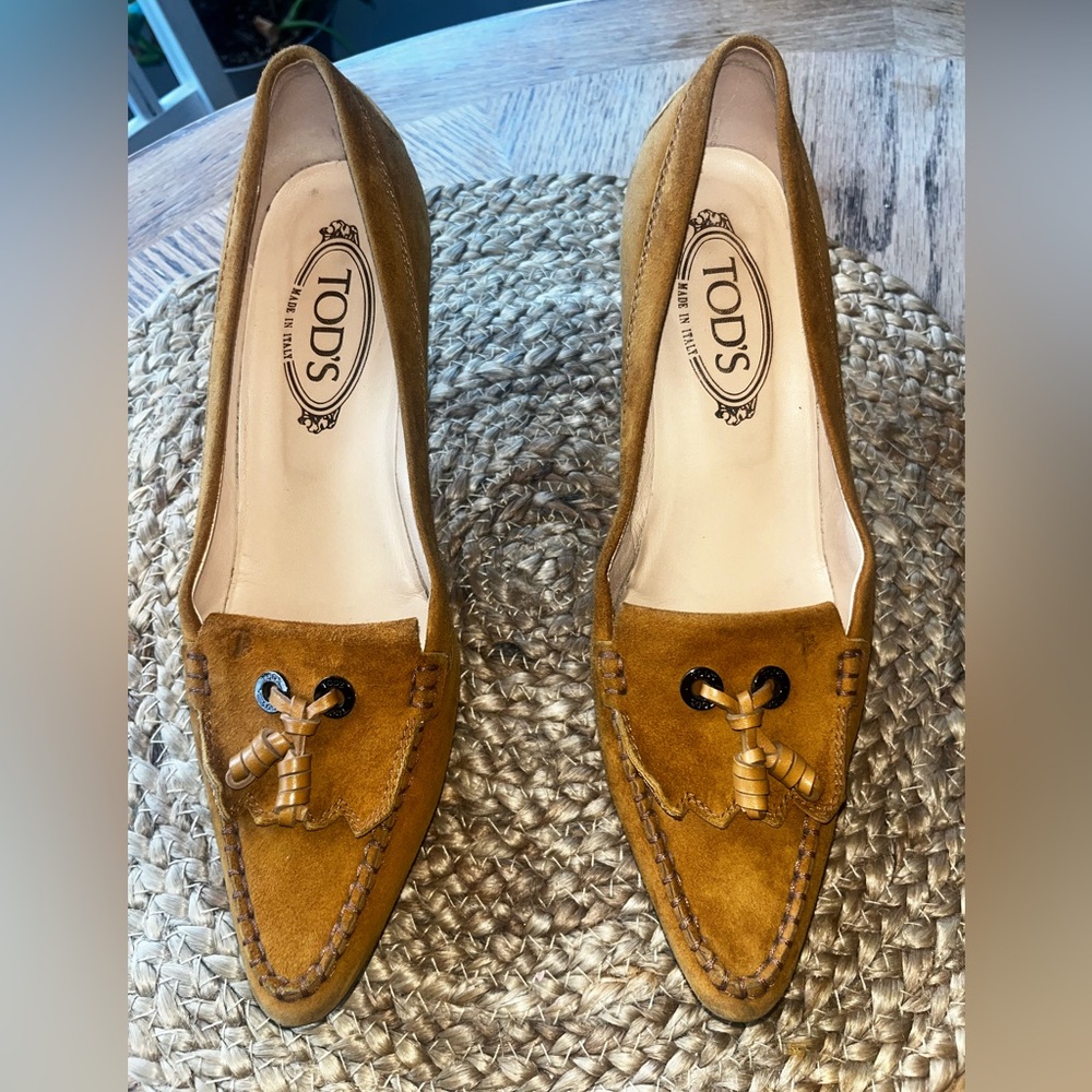 Tod's Italy: Tan Suede Loafer Style Kitten Heel Court Shoes size 9 - Picture 2 of 5